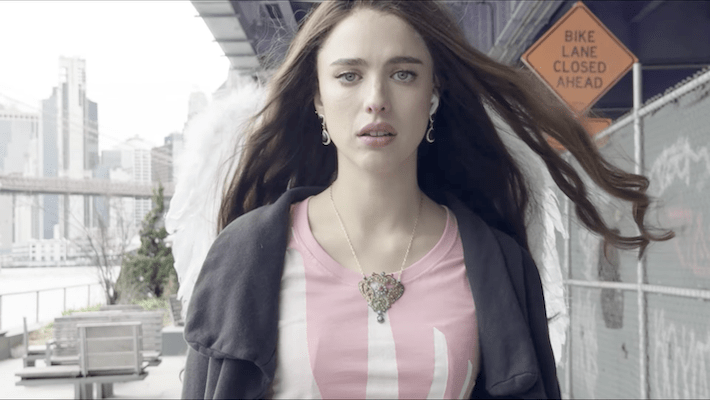 Margaret Qualley lance son alter ego musical Lace Manhattan avec deux chansons de "Honey Don't!"