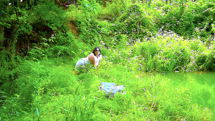 Mercredi se promène dans les bois dans leur vidéo excentrique «ramasse ce couteau»