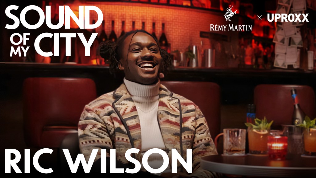 Ric Wilson lève un verre à Chicago avec RÉMY MARTIN VSOP