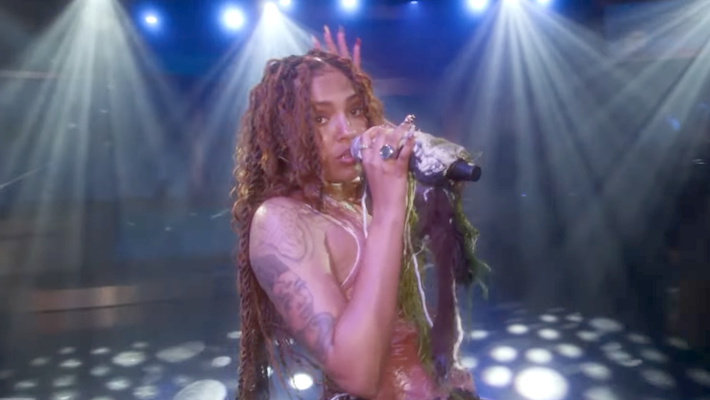 Samara Cyn a fait ses débuts en fin de soirée sur `` The Daily Show '' avec une performance de mauvaise humeur de `` Hardhedd ''