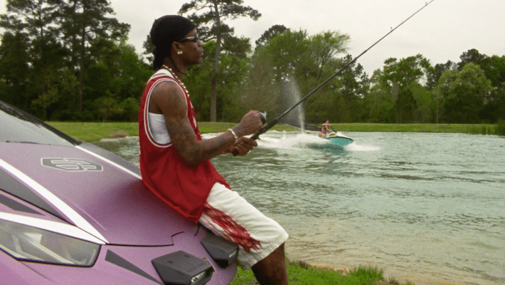 Travis Scott va pêcher dans une vidéo décontractée pour «Kick Out» de «Jackboys 2»