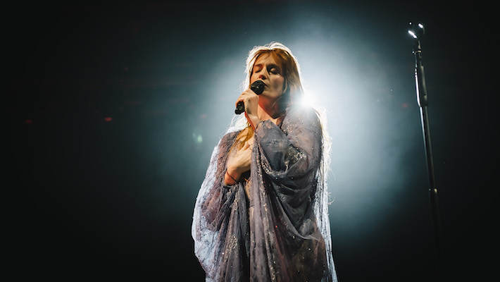 Florence + la machine annonce `` Everybody Scream ', un nouvel album avec une date de sortie appropriée