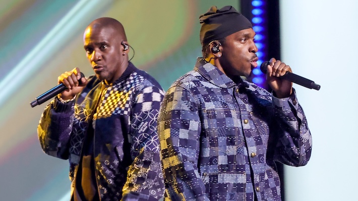 Clipse a surpris les fans de Los Angeles avec une apparence de Kendrick Lamar pour interpréter des `` Chains et des Whips ''