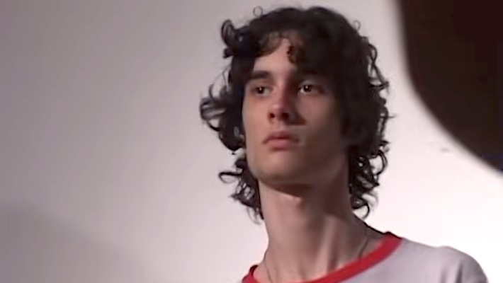 `` Crushing '' de Sombre est un point culminant accrocheur de son nouvel album très attendu, `` Je la connais à peine ''