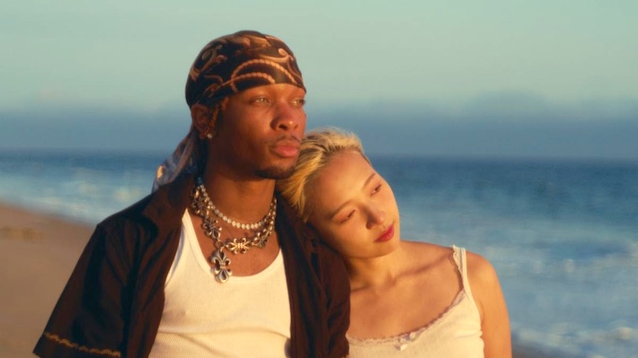 D4VD annonce `` flétri de luxe '' avec sa vidéo «loveu» mettant en vedette Hannah Bahng