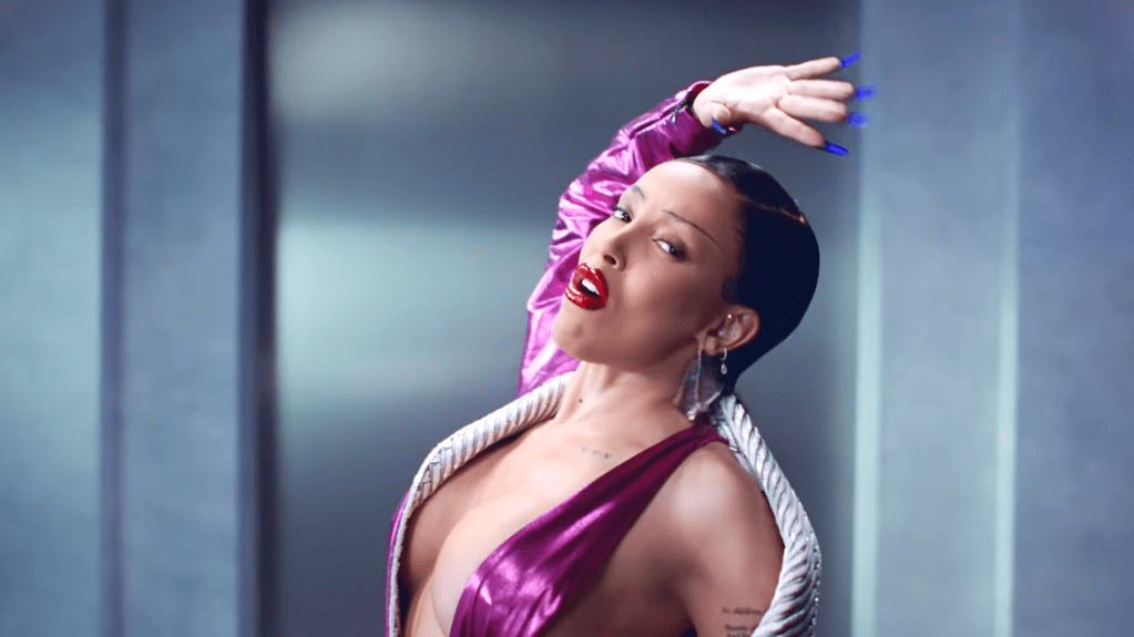 Doja Cat est le «type jaloux» dans sa dernière vidéo inspirée de la nouvelle vague