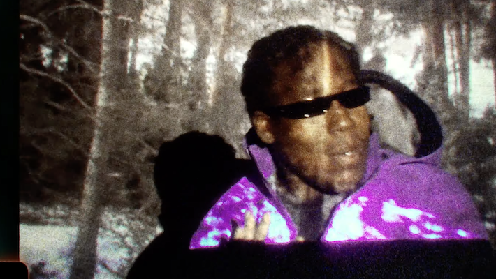 Don Toliver fait un tour dans la vidéo glitchy `` pas de commentaires ''