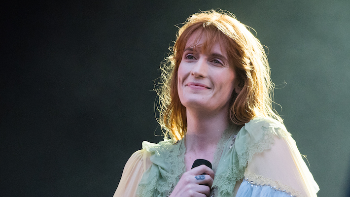 Florence Welch crie dans un trou dans le sol pour apparemment taquiner quelque chose de Florence + la machine