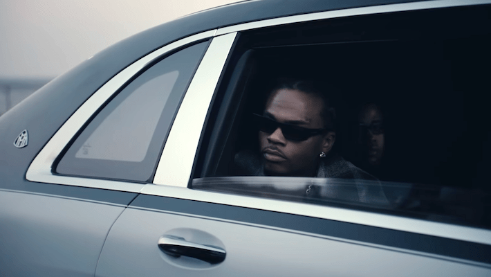 Gunna mène une caravane de luxe dans sa vidéo flamboyante "Just Say Dat"