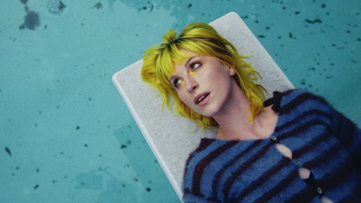 Hayley Williams se sent décorée dans sa nouvelle vidéo «Glum»