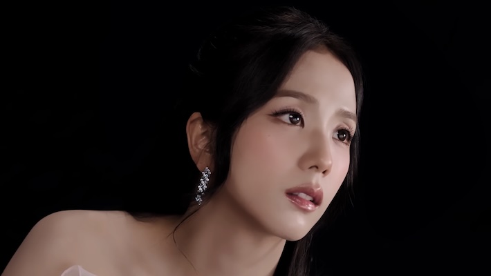 Jisoo de Blackpink se dirige vers une superbe forêt tropicale pour sa vidéo verdoyante "votre amour"