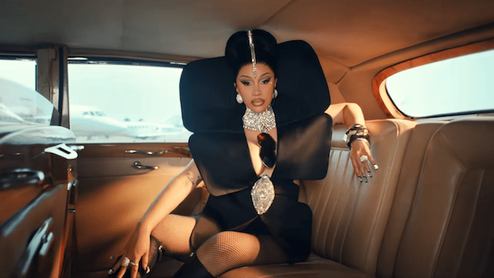 La vidéo opulente de «Playerz» opulente de Cardi B est un flexion luxueux sur la compétition