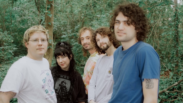 Mercredi continue de taquiner «saigne» avec «amer tous les jours» et une nouvelle vidéo