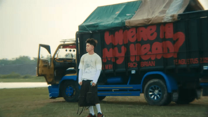 Rich Brian fait un road trip de fond dans sa vidéo «elle» de retour