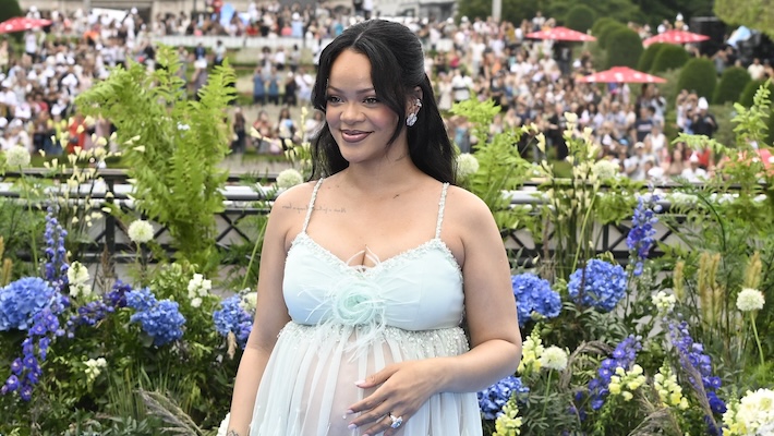 Rihanna célèbre sa 20e année de musique avec un coffret en vinyle et collection de marchandises lisses «R20»