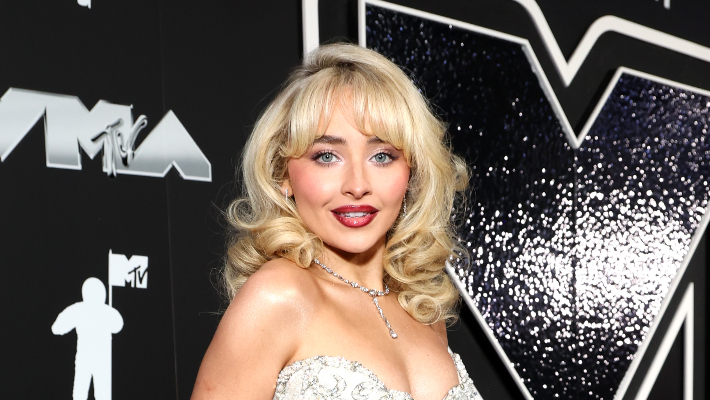 Sabrina Carpenter joue le banjo sur son nouvel album «MEILLEUR AMI'S AMI»