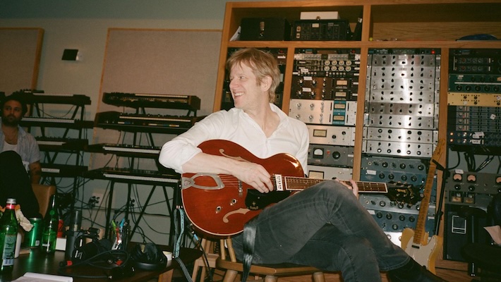 Spoon dévoile deux nouveaux singles juste avant de lancer une tournée avec des pixies