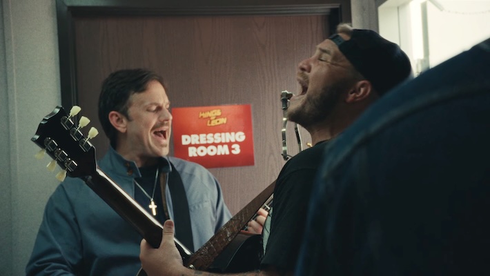 Zach Bryan et Kings of Leon se réunissent pour une deuxième collaboration, "Nous sommes sur quelque chose"