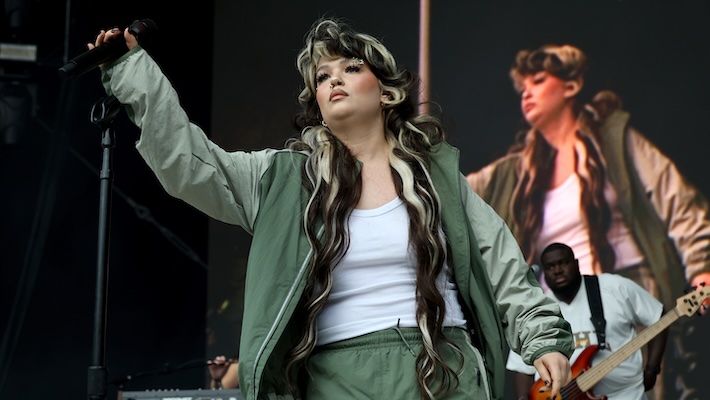 Après s'être effondré sur scène, Lola Young dit qu'elle `` va bien ''