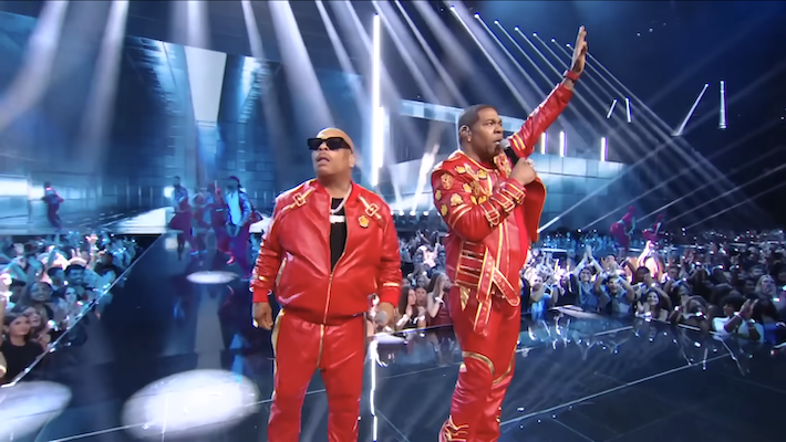 Busta Rhymes a frappé `` Break Ya Neck '', «scénario» et plus dans sa performance MTV VMA Rock the Bells Visionary Award