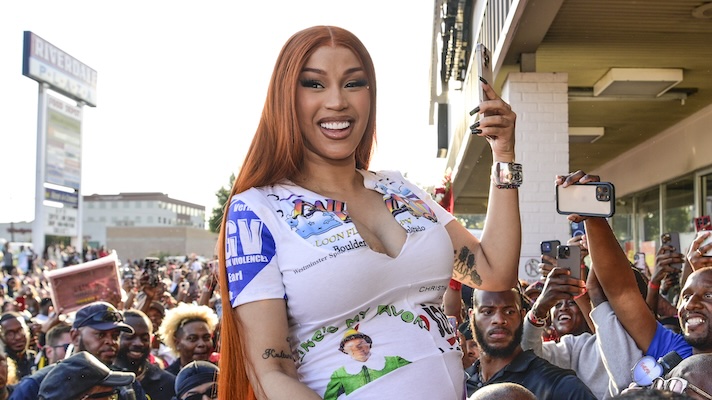 Cardi B exprime les nouvelles PSA hilarantes pour les métros de New York avec les slogans classiques de la ville