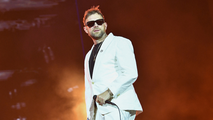 Damon Albarn estime que la «quantité folle de Falsetto» sur le premier album de Gorillaz a été aidée par «les médicaments que je prenais»