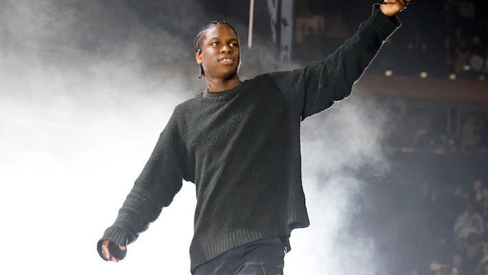 Daniel Caesar hurle à la «lune» avec Bon Iver dans son dernier single «fils de Spergy»