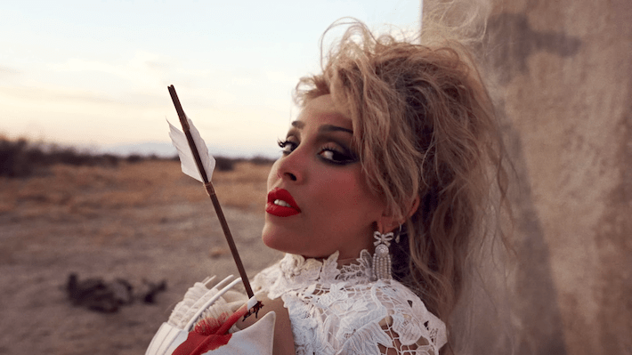 Doja Cat esquive les dangers et (littéralement) tombe amoureux dans sa vidéo audacieuse «inconnu»