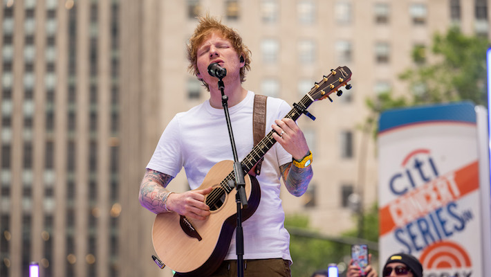 Ed Sheeran a donné à quelques nouvelles chansons de «jeu» leurs débuts en direct lors d'un concert surprise de New York