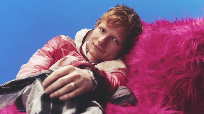 Ed Sheeran recréent ses moments de la vie intime avec la star de «Bridgeton» Phoebe Dynevor dans sa vidéo 'Camera'
