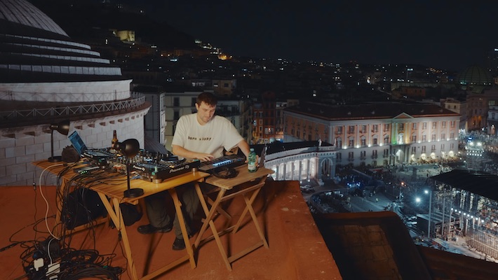 Fred Again .. a joué en direct depuis le toit d'un fan italien et a partagé la vidéo complète