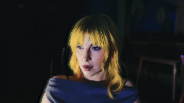 Hayley Williams passe de calme à énergisé dans sa nouvelle vidéo «Parachute»