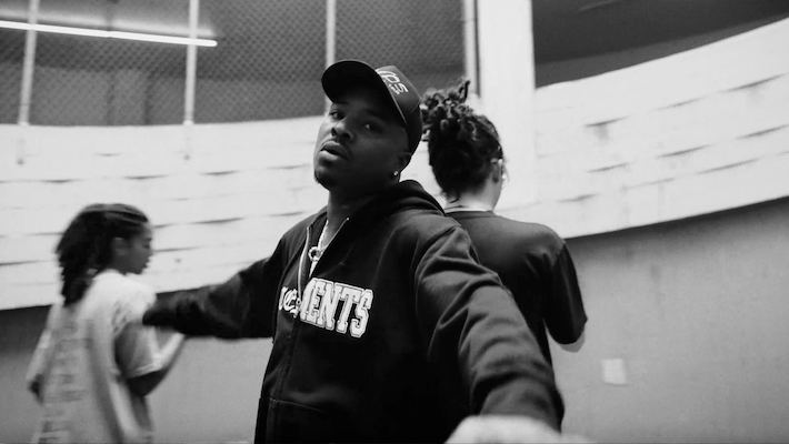 Idk bouscule sa vision du monde impitoyable dans la vidéo jazzy «mon ami» de Theo Croker