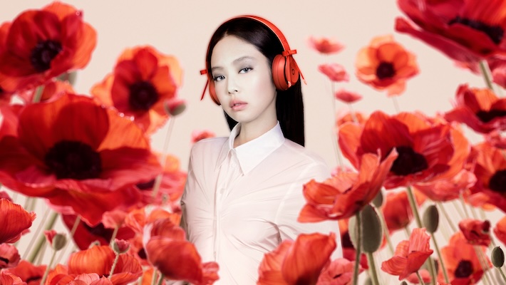 Jennie fait équipe avec des battements pour sa propre édition rouge vibrante de The Beats Solo 4 Headphones