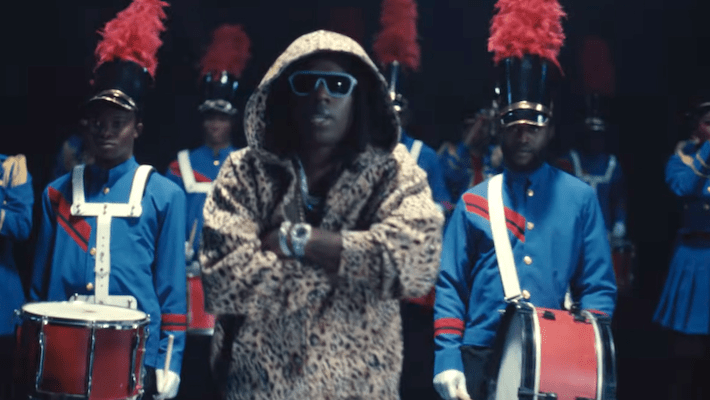 La vidéo «Kelebu» tant attendue de Rema est un défi de danse mondial dynamique