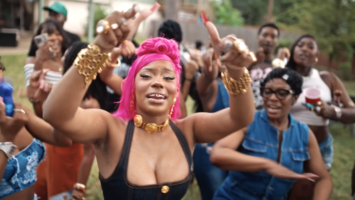 La vidéo `` Sexy Soulaan '' de Monaleo arrête les invitations au barbecue