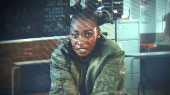 Le monde de Little Simz se retourne dans la vidéo obsédante «Ne laissez pas trop tôt»