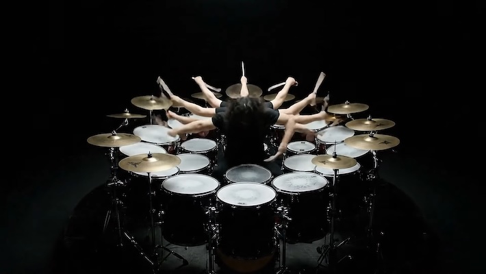 Les combattants FOO utilisent une vidéo IA ironique pour taquiner leur retour et présenter leur dernier batteur