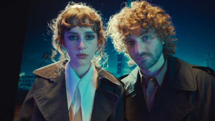 Magdalena Bay laisse tomber une paire de nouvelles chansons, leur premier de 2025, juste avant de lancer une tournée