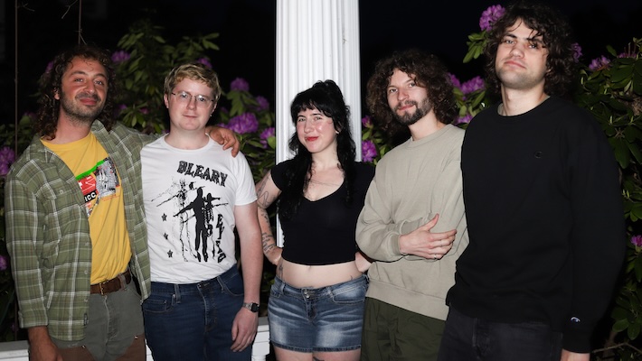 Mercredi, partagez la vidéo de «Townies» pour célébrer la sortie de leur nouvel album, «Bleeds»