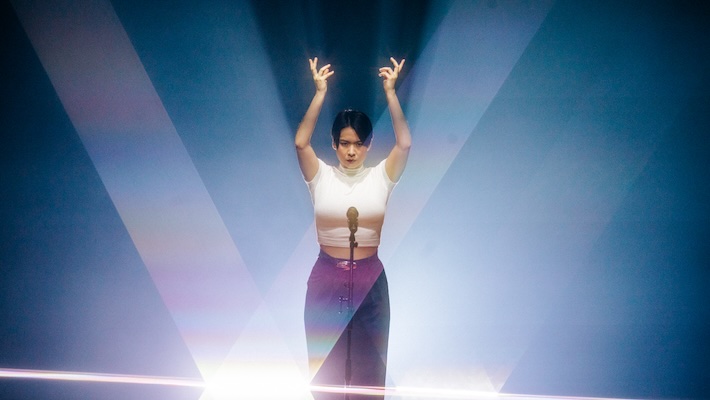 Mitski commémorera sa tournée captivante en 2024 avec «Mitski: The Land», un film de concert théâtral