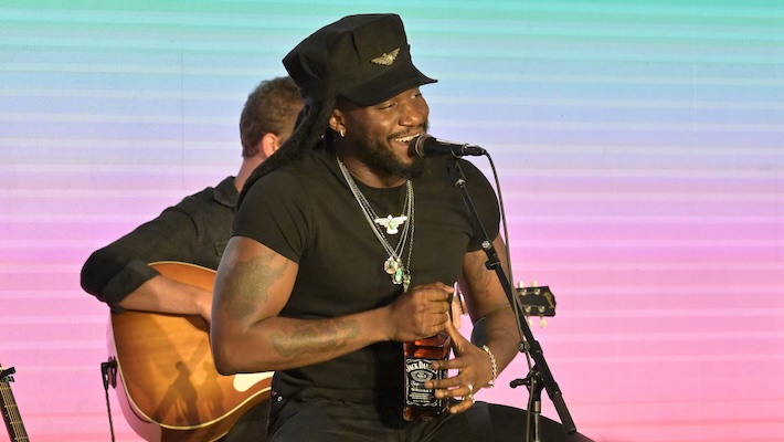 Shaboozey et Stephen Wilson Jr. «Take A Walk» pour une chanson thème de mauvaise `` longue marche »