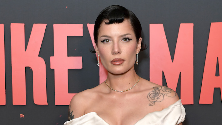 Une halsey honnête et frustrée dit qu'elle `` ne peut pas faire un album en ce moment '' en raison de sa dernière performance