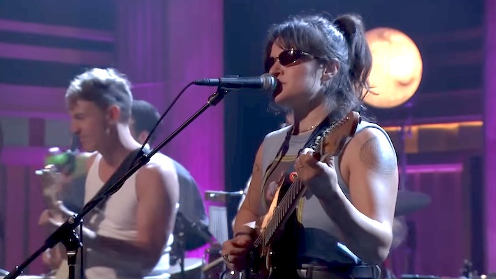Big Thief Grace sur la scène du « Tonight Show » avec une performance corsée de « Grandmother »