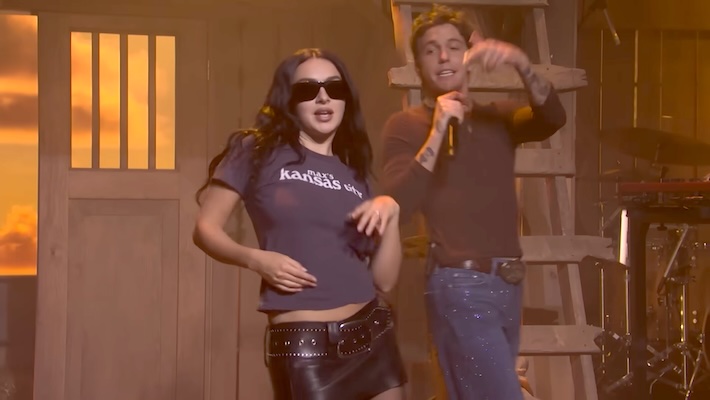 Charli XCX a fait une apparition surprise dans "SNL" en tant que "Sally" du modèle pour sa performance