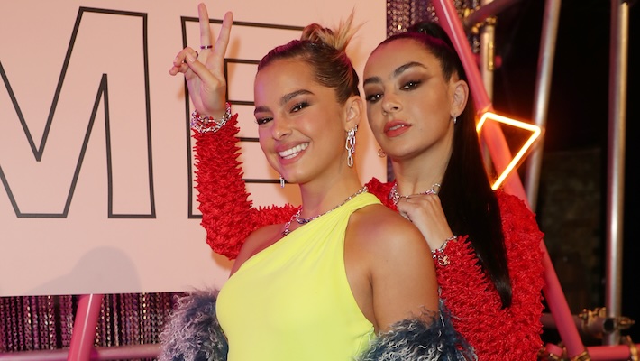 Charli XCX a surpris les fans d'Addison Rae en apparaissant pour deux chansons lors d'un arrêt de tournée à Los Angeles