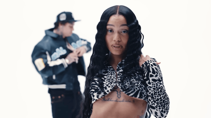 Coi Leray montre son bébé dans sa vidéo `` Act Like You Know '' avec Shoreline Mafia