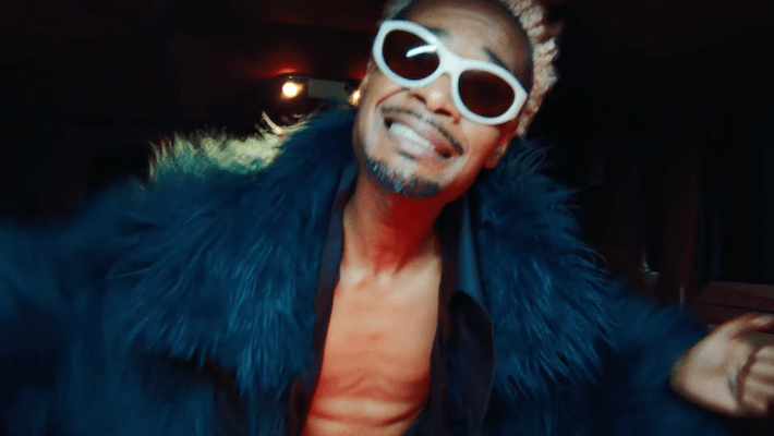 Danny Brown et Underscores prennent des selfies dans une limousine dans leur vidéo flashy « Copycats »