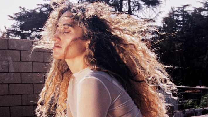 Empress of lance une nouvelle ère avec la sortie de `` explosion à travers les haut-parleurs ''