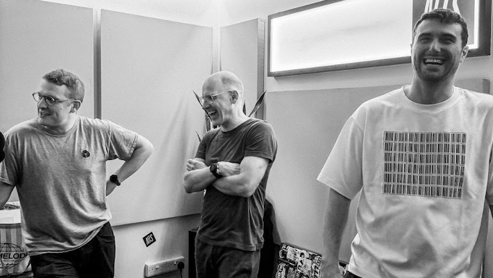 Fred Again... continue sa série "USB" en partageant deux nouvelles chansons, avec Caribou, MC Teteu et Floating Points